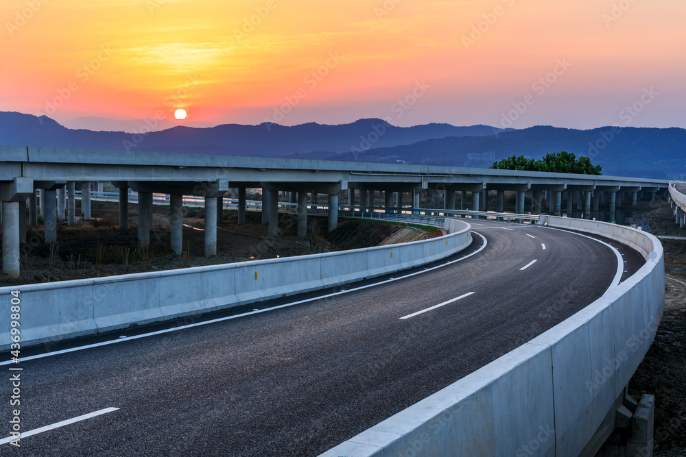 日落时的沥青公路和山脉景观，路面背景。