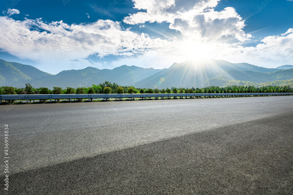 日落时的沥青公路和山脉景观，路面背景。