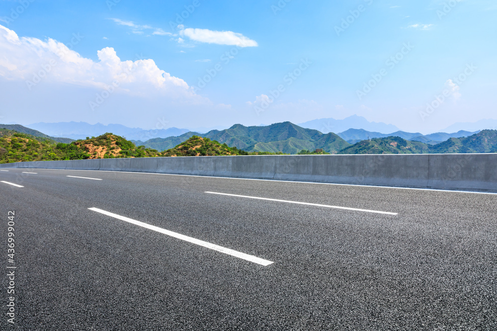 沥青公路和山地景观，路面背景。