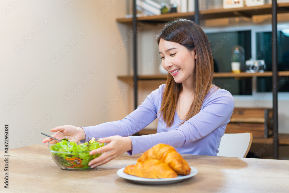 亚洲女性选择沙拉碗作为健康食品。健康饮食和幸福的概念