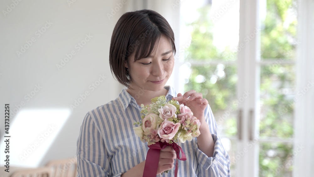 お花を持つ若い女性