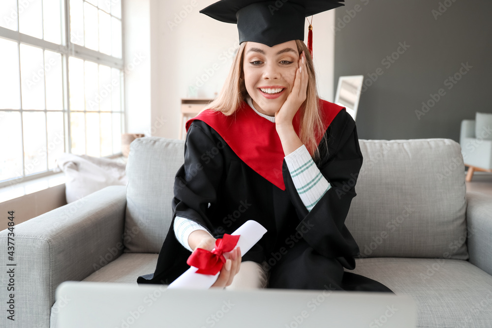 快乐女学生在家毕业。在线教育理念