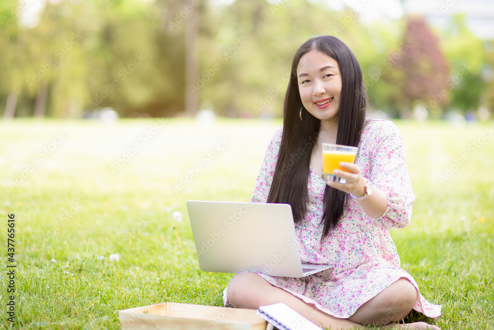 夏天或春天在外面工作和WFH概念，年轻漂亮的亚洲女人读书和