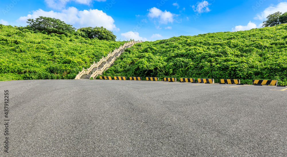 沥青路和青山自然景观。