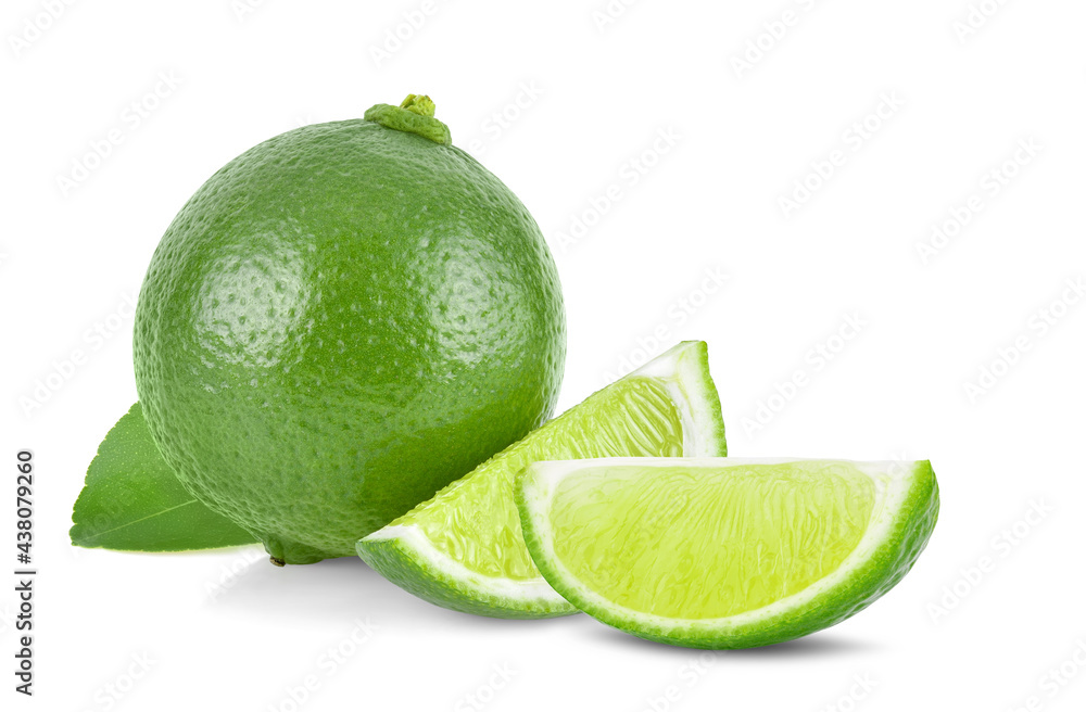 白色背景上有切片和叶片的Limes