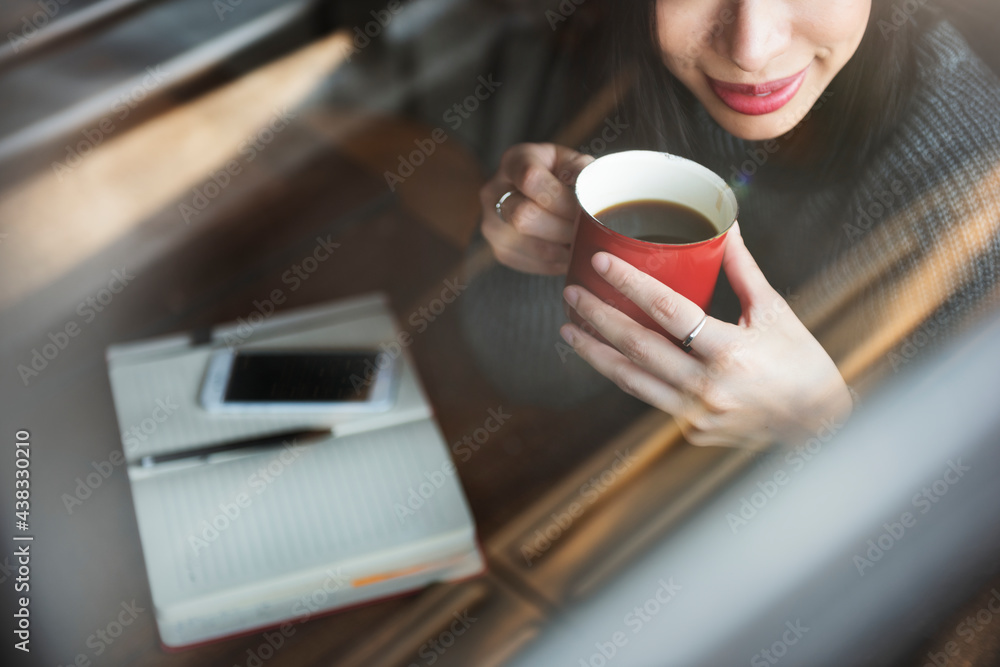 喝咖啡的亚洲女人