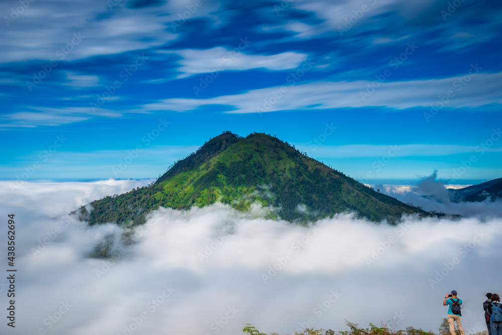 印度尼西亚爪哇岛Kawah Ijen火山的山脉景观和雾。