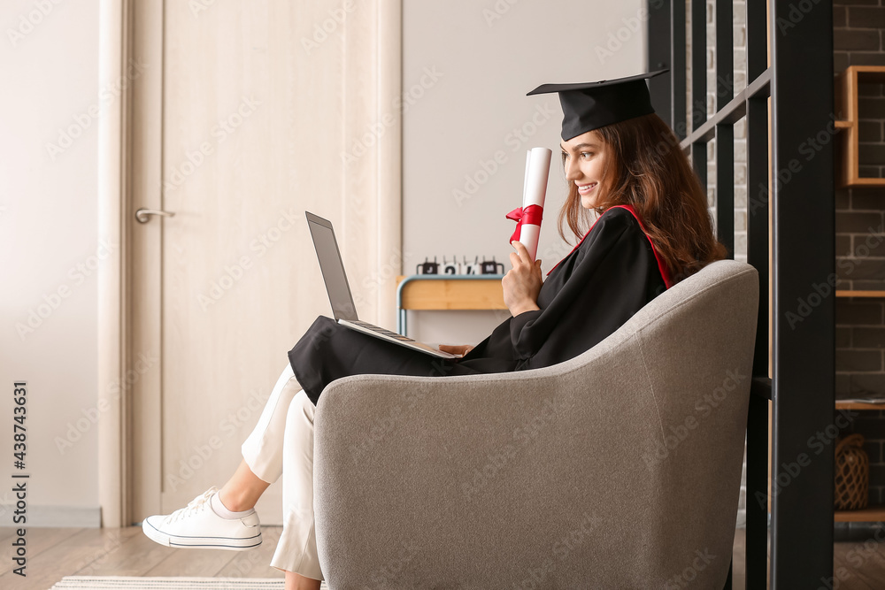 女学生在家毕业快乐。网上学习的概念