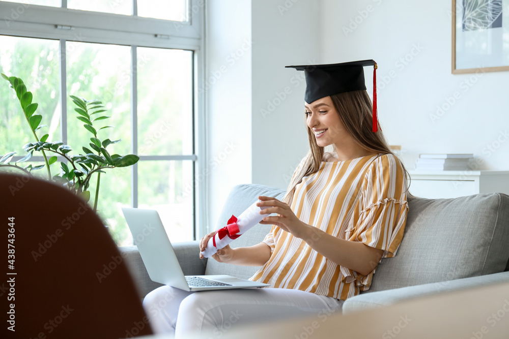 快乐的女学生在家毕业。网上学习的概念