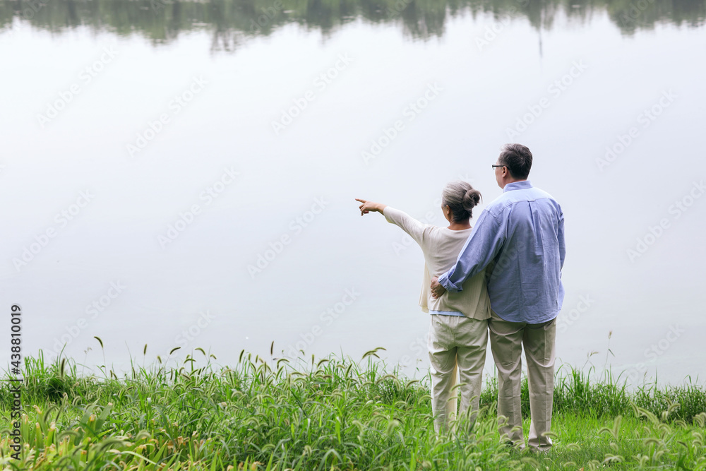 幸福的老夫妻在湖边看风景