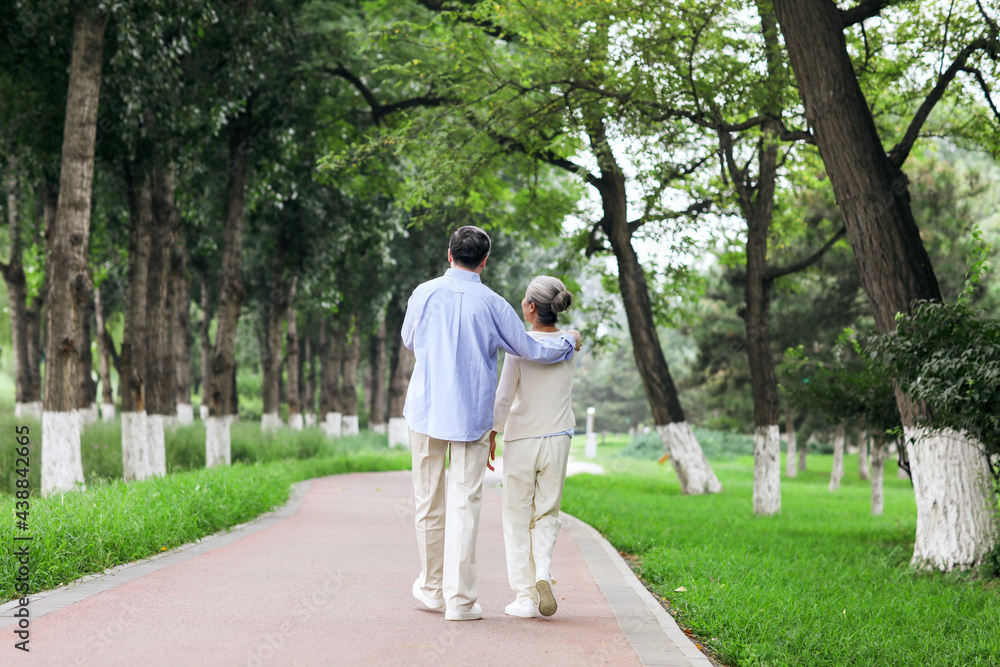 幸福的老夫妇在公园里散步