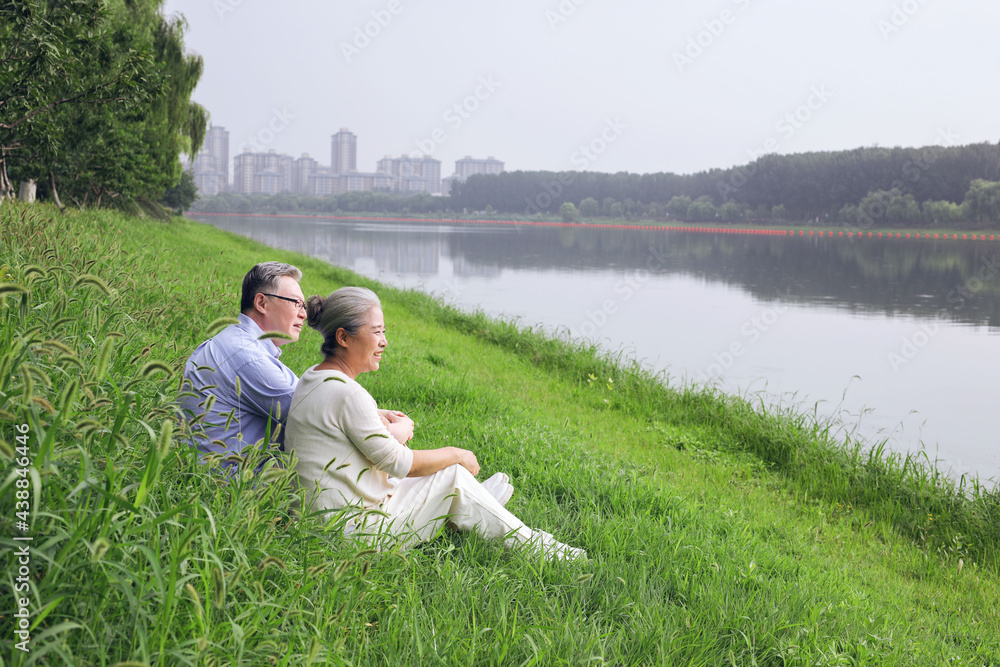 幸福的老夫妻在湖边看风景