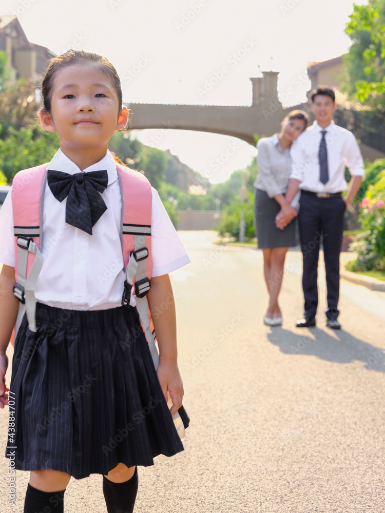 年轻父母送孩子上学