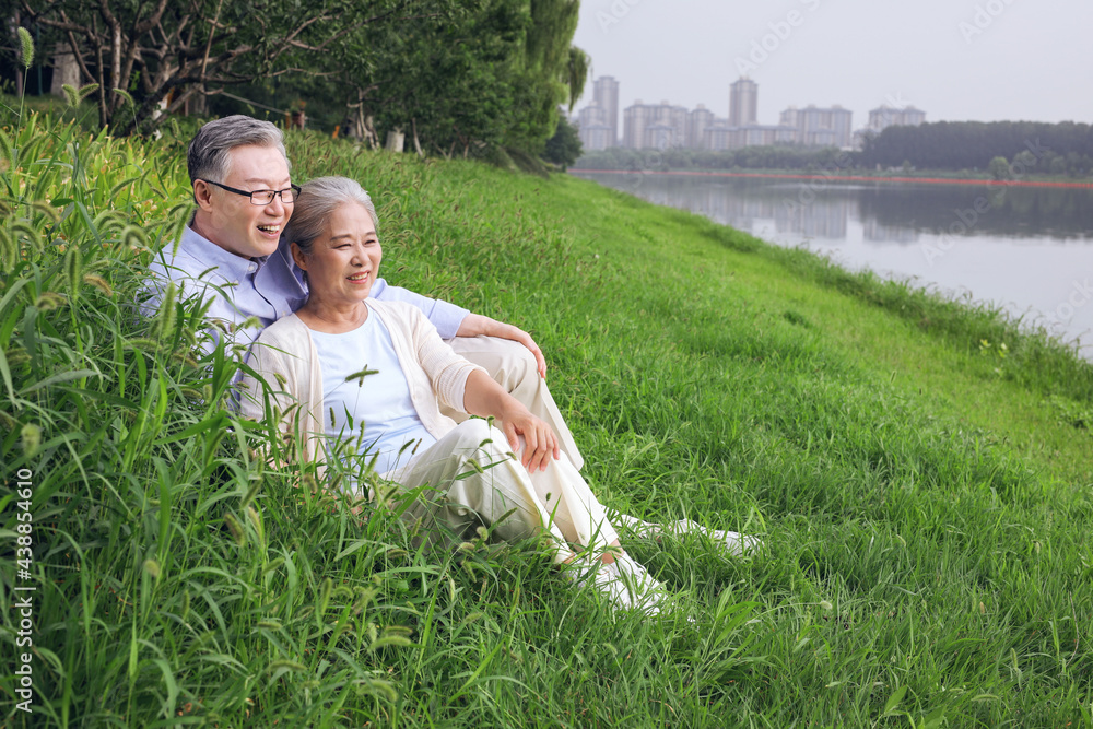 幸福的老夫妻在湖边看风景