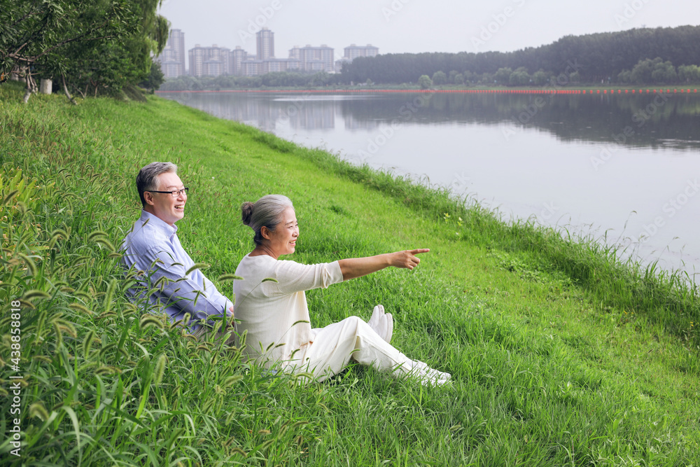 幸福的老夫妻在湖边看风景