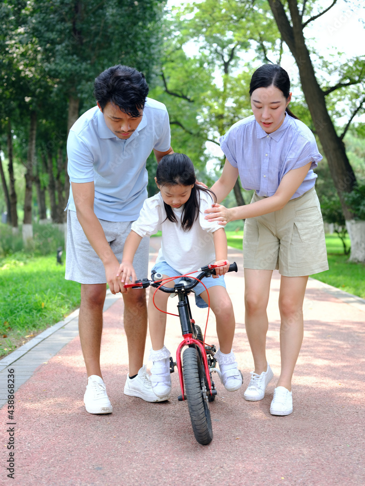 家长教孩子骑自行车