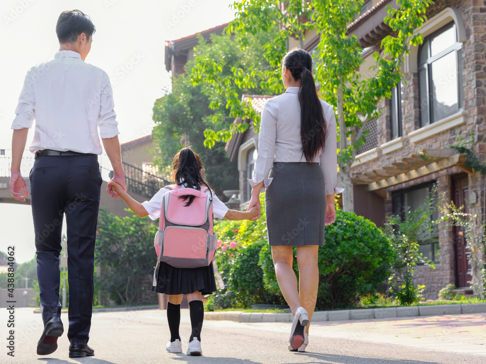 年轻父母送孩子上学