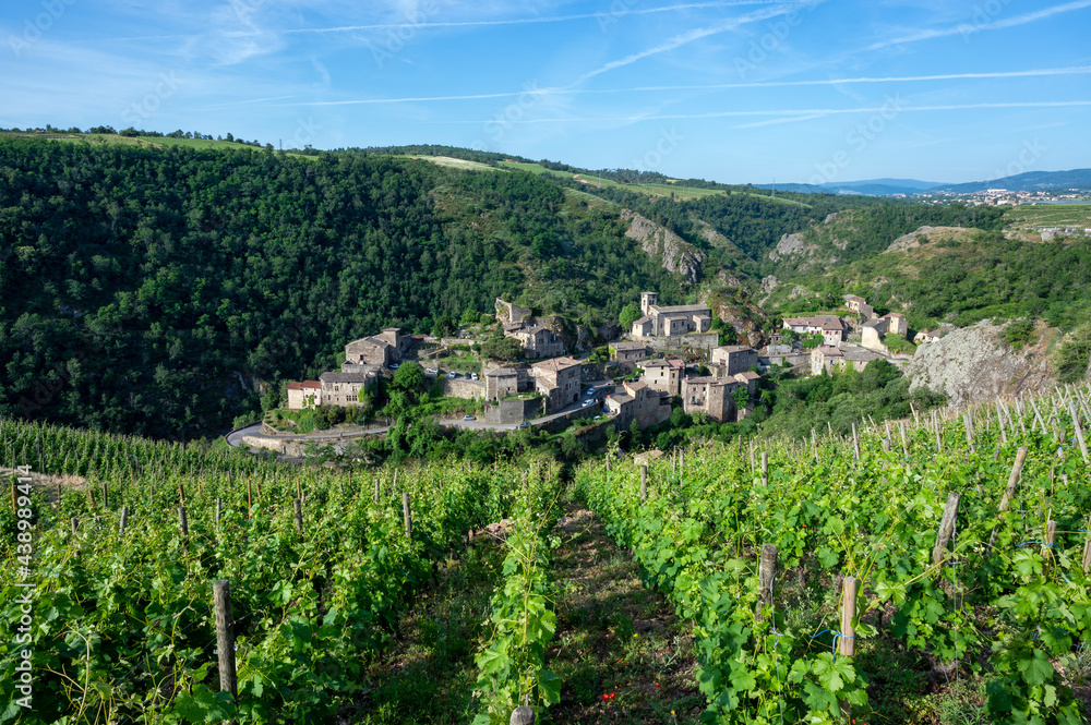 Le village médiéval de Malleval dans les coteaux des Côtes-du-Rhône dans le département de la Loire 