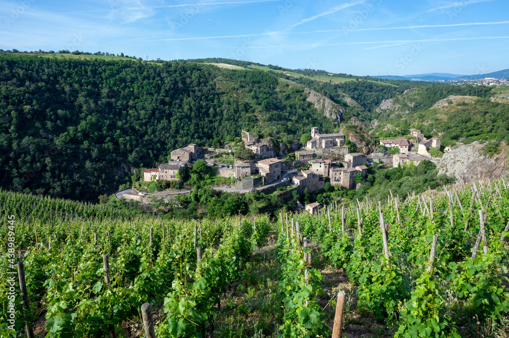 Le village médiéval de Malleval dans les coteaux des Côtes-du-Rhône dans le département de la Loire 