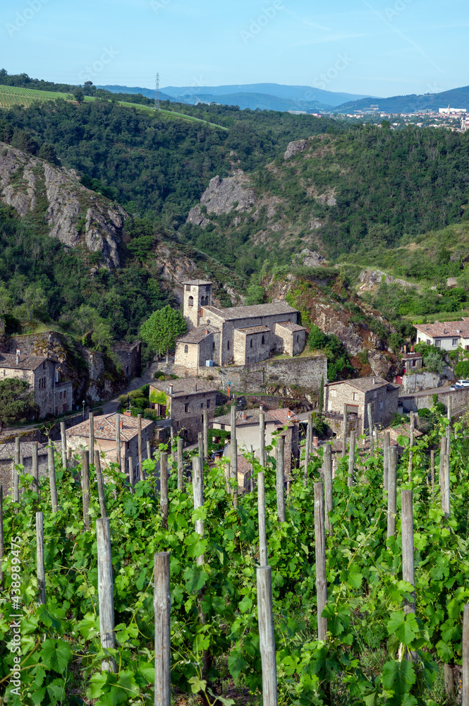 Le village médiéval de Malleval dans les coteaux des Côtes-du-Rhône dans le département de la Loire 