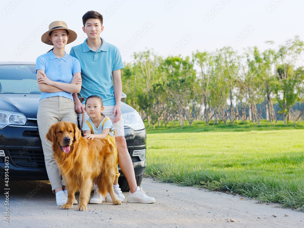 幸福的三口之家和停车场的宠物狗