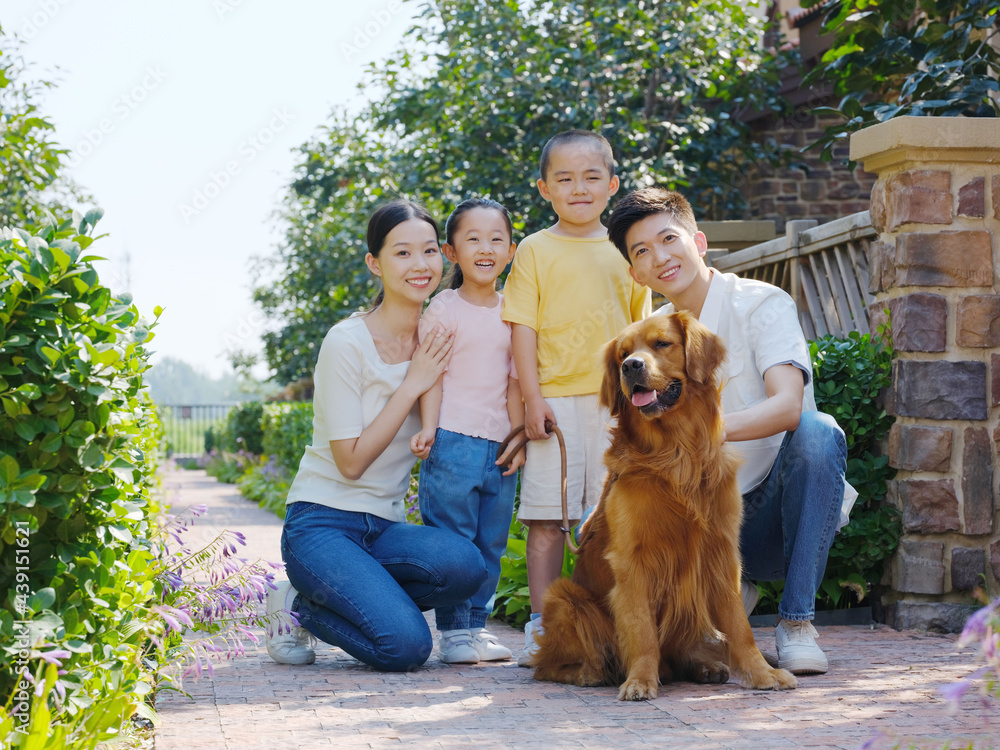 幸福的四口之家和宠物狗在户外合影