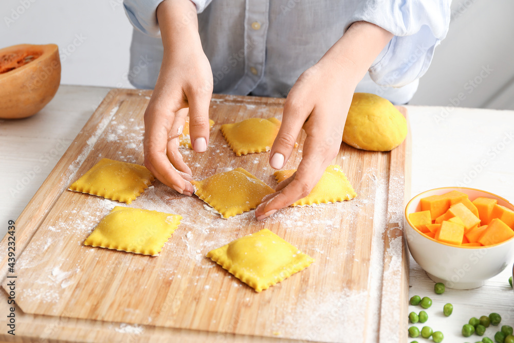 女厨师在餐桌上制作美味的饺子，特写镜头