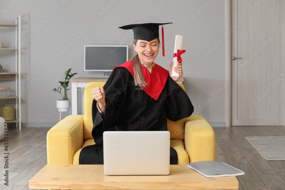 快乐女学生在家毕业。网上学习的概念