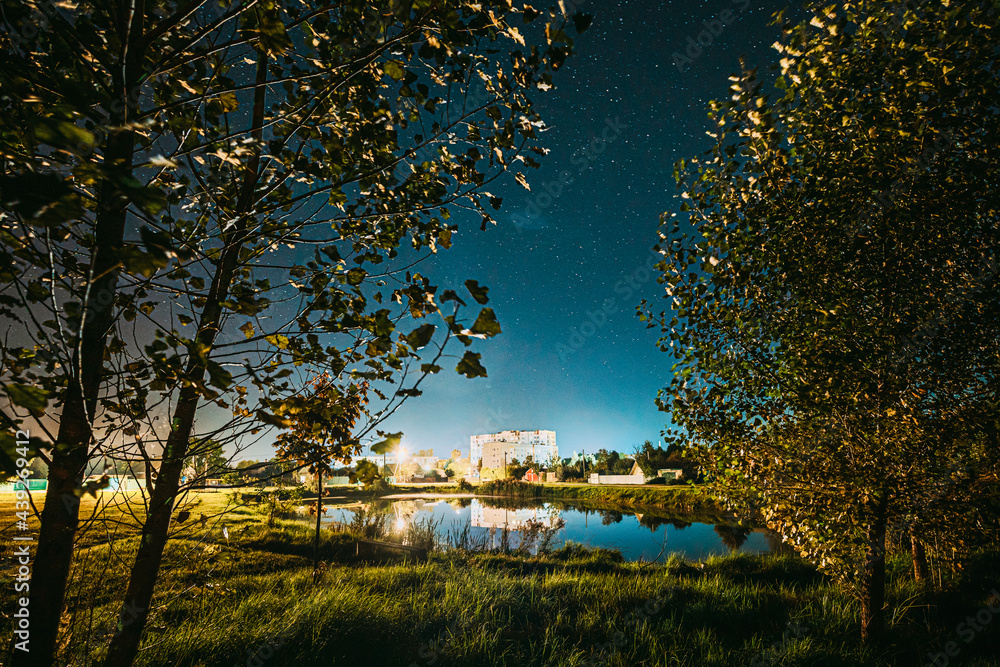 住宅附近河湖上空的夜空。湖河上空的夜空，有明亮的Sta