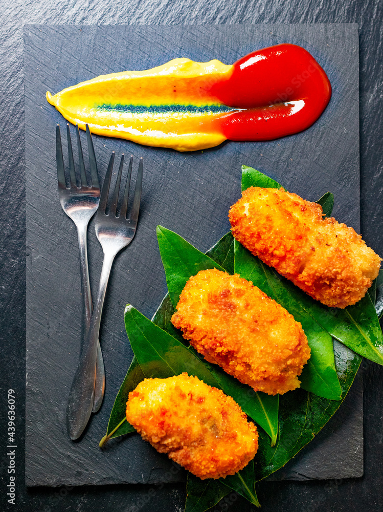 Croquetas caseras tradicionales españolas. Vista de un plato de aperitivo de croquetas servidas al e