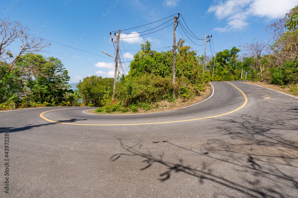 夏季普吉岛周围的柏油路普吉岛美丽的蓝天背景