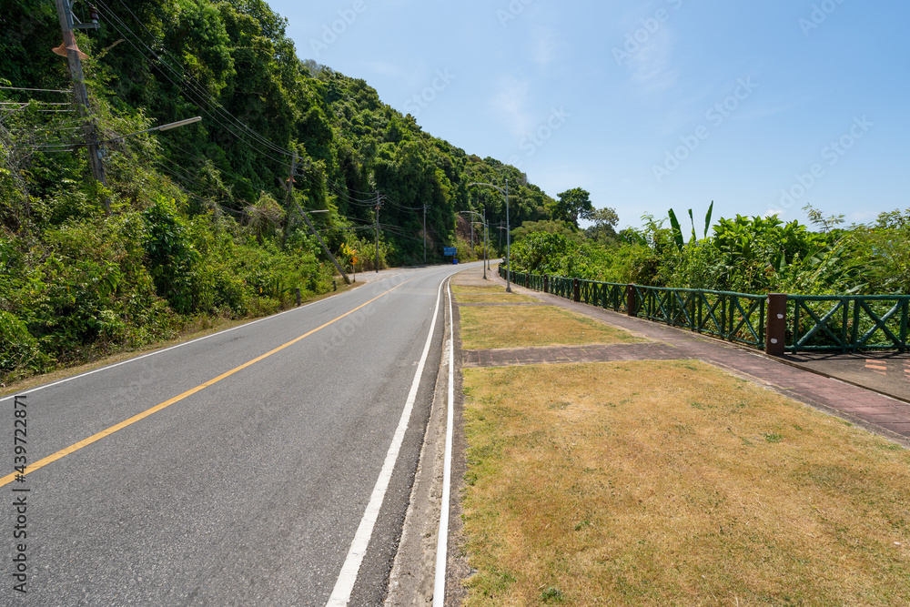 夏季普吉岛周围的柏油路普吉岛美丽的蓝天背景