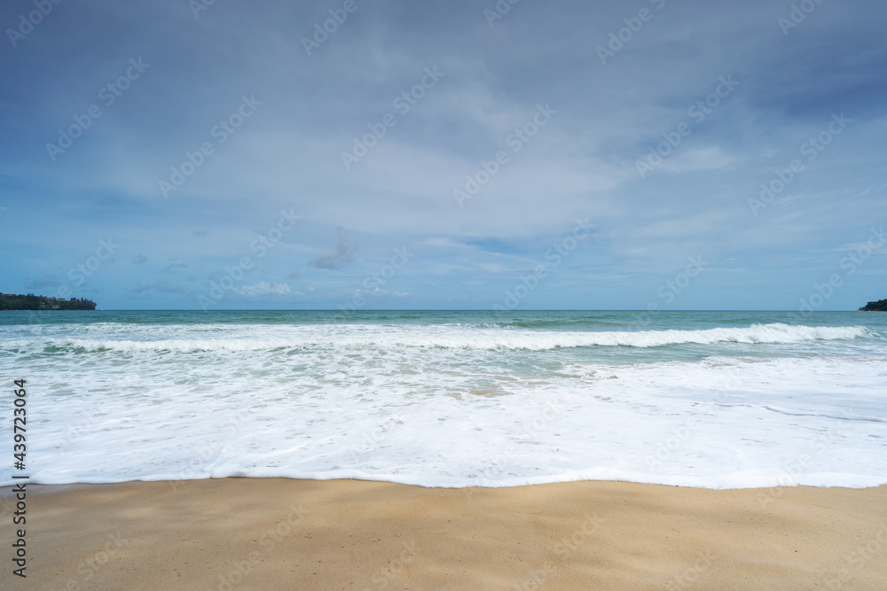 空旷的热带夏季海滩背景地平线与天空和白色沙滩海浪拍打沙滩