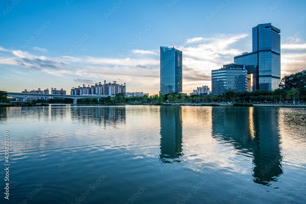 广州市南沙区蕉门河沿岸建筑的天际线