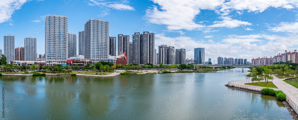 中国广州市南沙区蕉门河大厦天际线