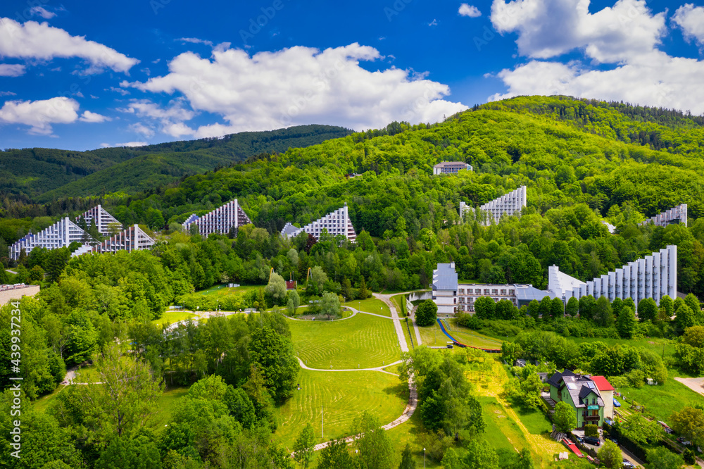 西里西亚别斯基德山脉上的乌斯特龙镇和疗养胜地的风景。波兰