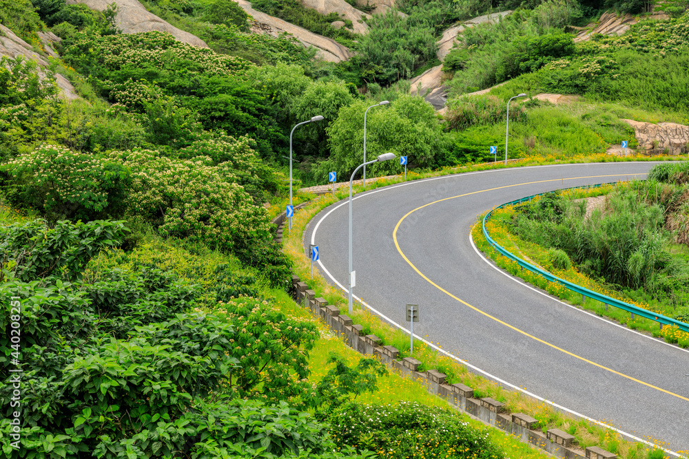 沥青公路路面场景。高角度视图。