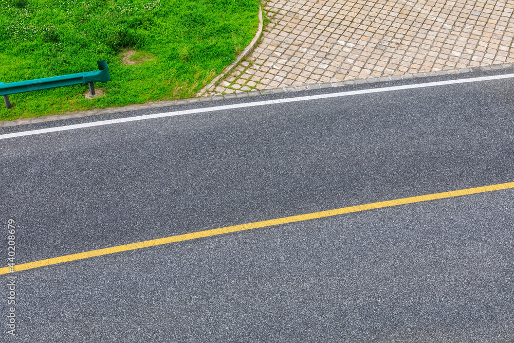 沥青公路路面场景。高角度视图。