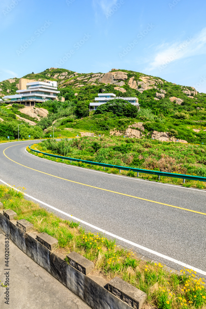 空旷的柏油路和绿色的山地自然景观。公路和山地背景。