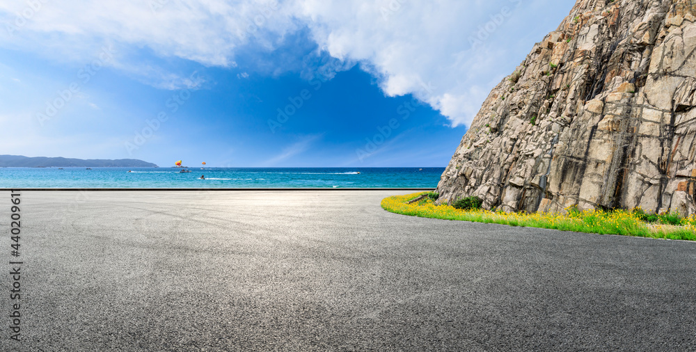 沥青路和蓝海自然景观的山脉。