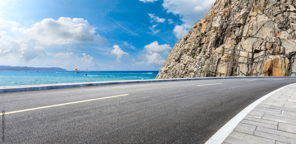 沥青公路和蓝海自然景观的山脉。