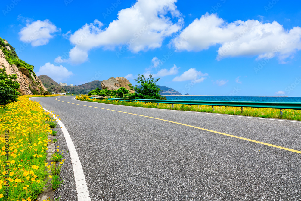 沥青公路和蓝海自然景观的山脉。