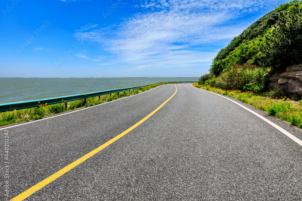 沥青公路和蓝海自然景观的山脉。