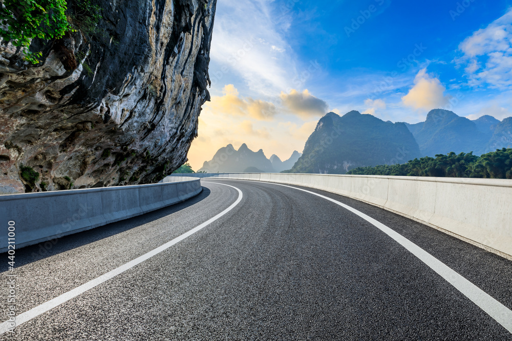 空旷的柏油路和绿色的山地自然景观。公路和山地背景。