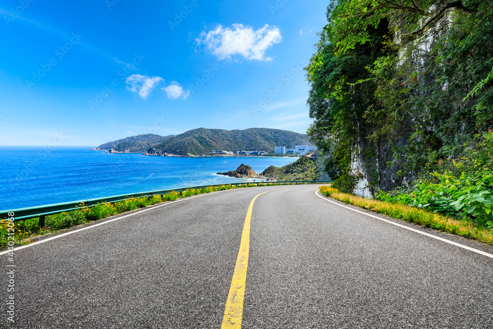 沥青公路和蓝海自然景观的山脉。