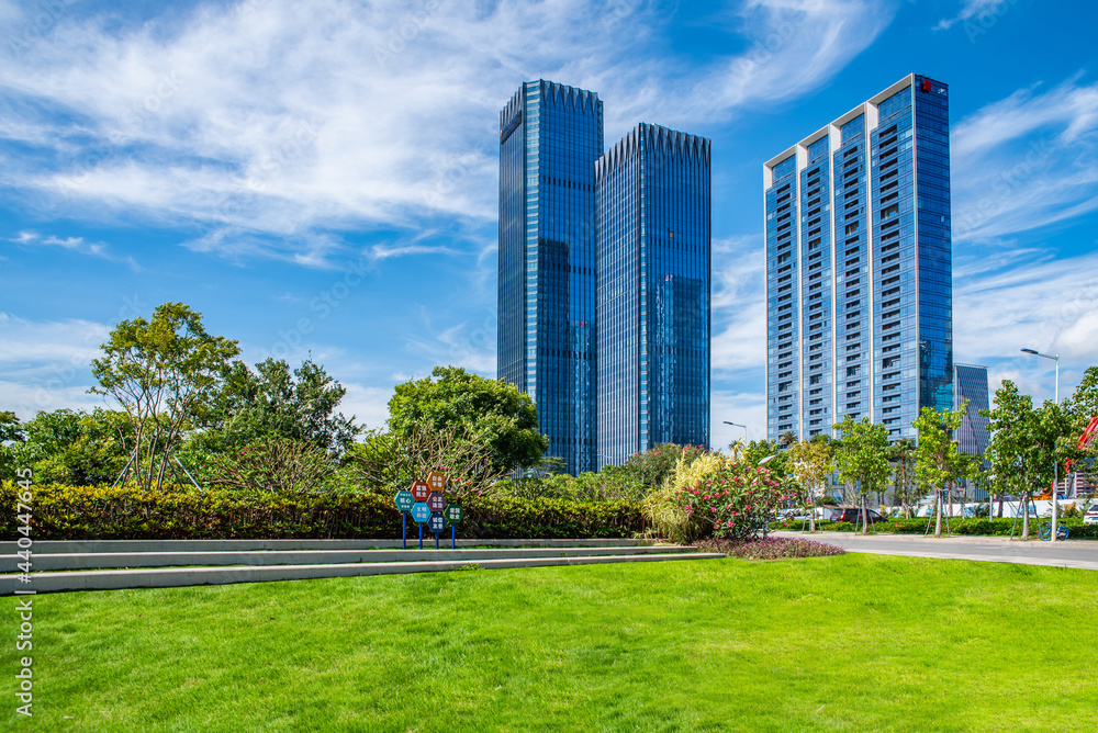 中国深圳前海中央商务区建筑景观和大草坪