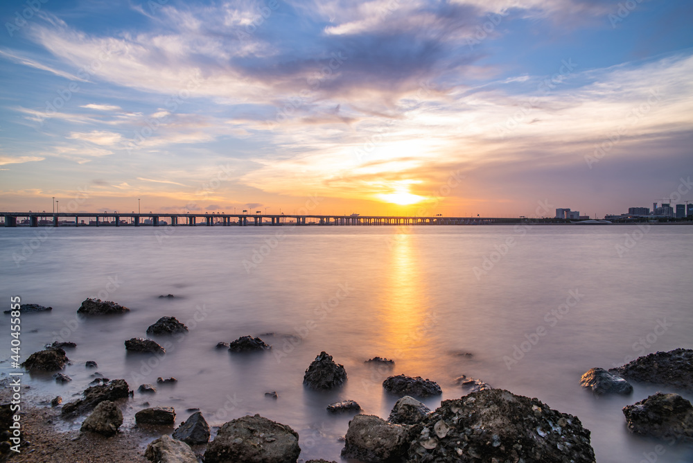 中国深圳广深沿江高速公路日落美景