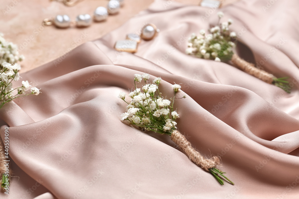 织物背景上美丽的gypsophila boutonnieres，特写