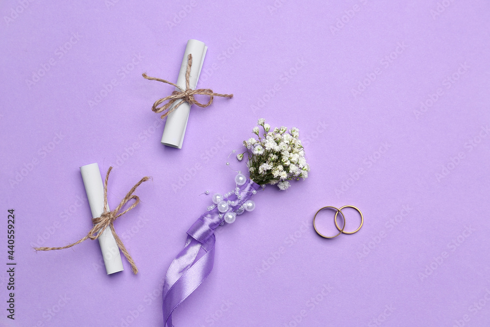 美丽的gypsophila boutonniere，彩色背景的结婚戒指和邀请函