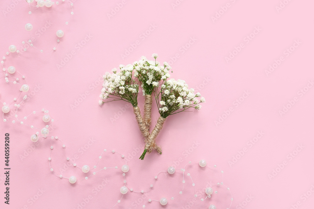 美丽的gypsophila boutonnieres和彩色背景上的珠子